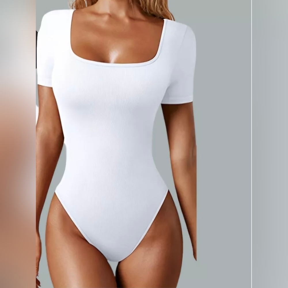 OQQ White Short Sleeve Bodysuit..SIZE:M